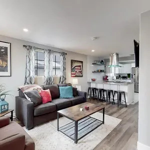 https://remodeled-bunkhouse-in-denver.seedenverhotels.com